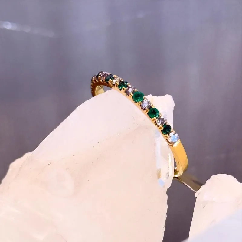 Anillo de banda curva con esmeraldas · GF-016
