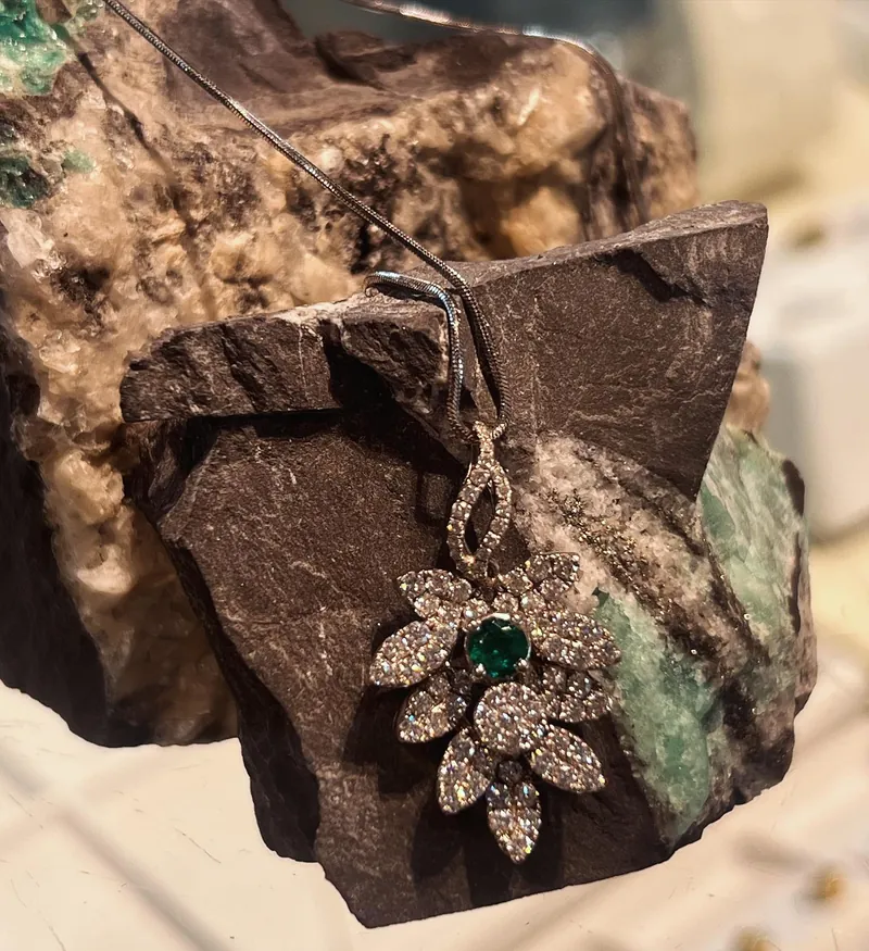 Colgante floral de esmeralda · GF-042