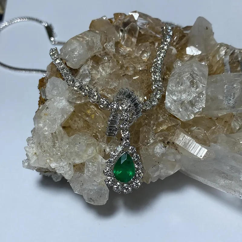 Colgante de pera con remate geométrico · GF-082