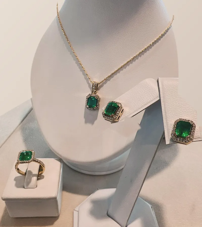 Collar, anillo y aretes coordinados, publicados por Green Fire Jewelry