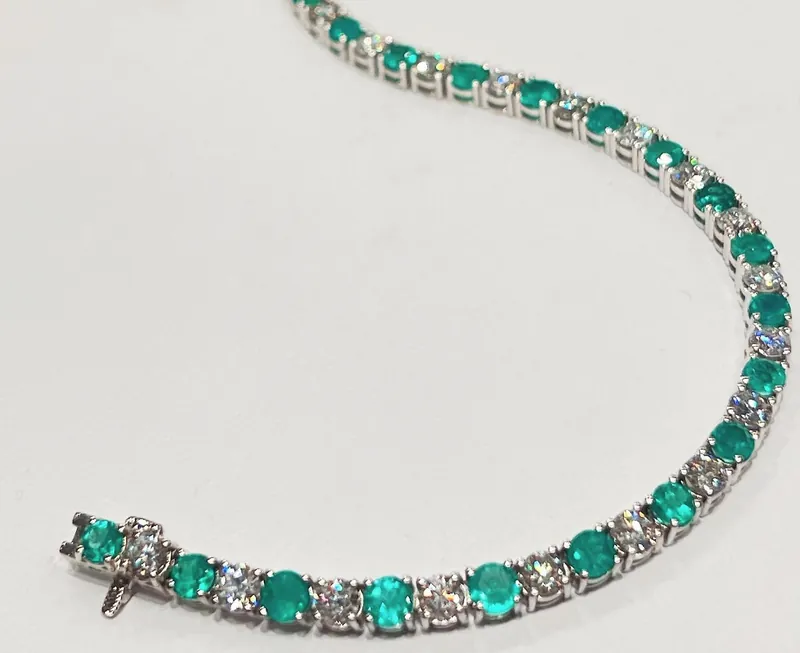 Pulsera de piedras verdes y claras publicada por Green Fire Jewelry